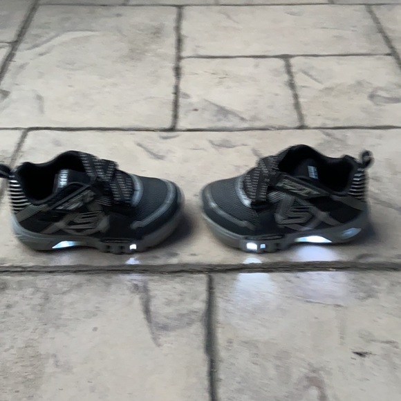 Black and SilverSkechers LIGHTS Toddler Boys 8 - Picture 4 of 9